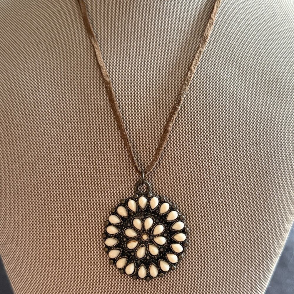 Delicate Faux Turquoise White Floral Circle Pendant Necklace